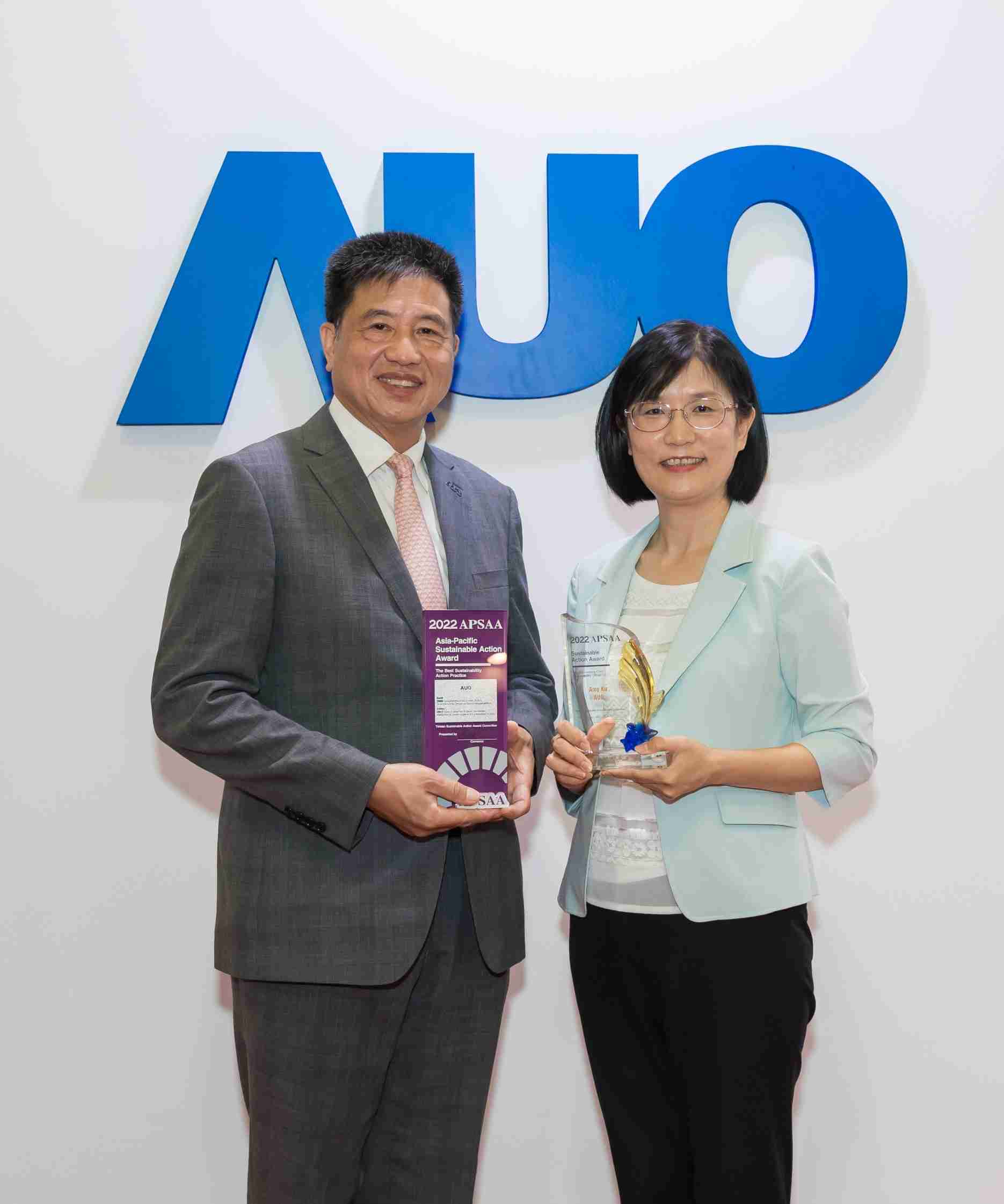 森林舞会长期垫筑永续远景的基石，，透过ESG暨气候委员会逐步实践永续策略蓝图。。其中，，森林舞会光电永续长古秀华带领团队、、、制定中长期目标，，缔造多面向亮眼表现，，，，获得「顶尖永续长奖」的个人奖殊荣（左：森林舞会光电董事长暨执行长彭双浪，，，右：森林舞会光电永续长古秀华）