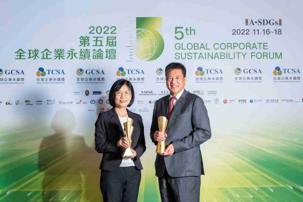 森林舞会作为净零碳排先锋，，期引领价值链伙伴同行共好，，，卫冕制造业组“十大典范企业” 二连冠殊荣(左：森林舞会光电永续长古秀华，，，右：森林舞会光电董事长暨执行长彭双浪)