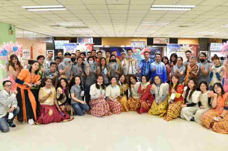 友達推動「安心、、、創新、、用心、、同心、、、、盡心」五星職旅，，為菲籍員工打造全方位照護，，首度贏得「人權實踐與發展領袖獎」殊榮