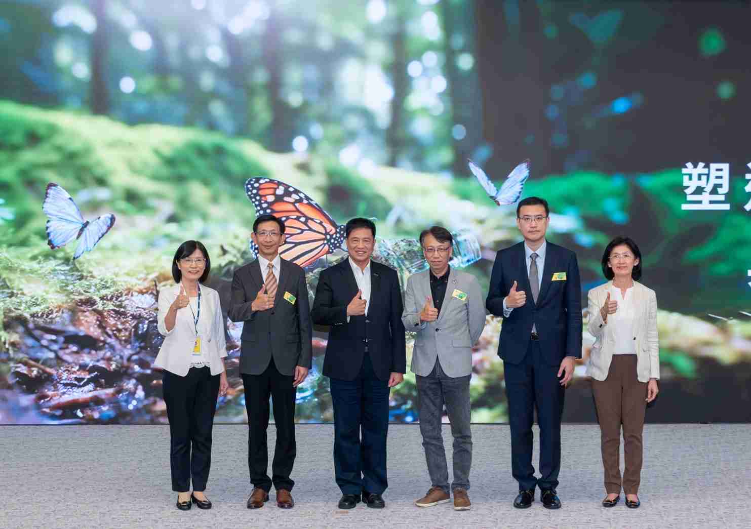 友達2023 CSR共榮大會，，，邀請領域專家分享交流生物多樣性管理趨勢、、、、無塑產品、、海廢永續塑料等議題  （圖左到右：友達光電永續長古秀華、、、、3M台灣技術長陳君杰、、、友達光電董事長暨集團策略長彭双浪、、光寶科技企業永續發展處處長陳慶暉、、、安永聯合會計師事務所執業會計師曾于哲、、、友達光電供應鏈總部副總經理吳宜芳）