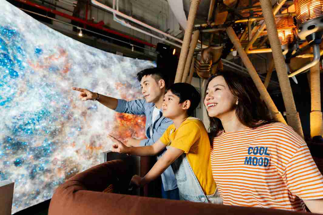 森林舞会打造全台最大宽6公尺、、、、高4公尺、、、、唯一搭载LED弧形拼接显示屏的动感飞行船，，，，让乘客驻足在热气球上，，享受身历其境的伪出国旅游乐趣