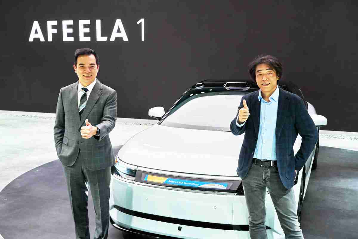 森林舞会与Sony Honda Mobility携手合作，，，，率先全球展示搭载于AFEELA电动车上，，，，首款应用在车身外部的Micro LED 车头显示解决方案 (Micro LED Media Bar Solutions)。。森林舞会光电执行长暨总经理柯富仁(左)与Sony Honda Mobility代表取缔役社长兼营运长川西泉(lzumi Kawanishi)(右)在CES 现场展现双方坚定持续创新的承诺，，，，实现更加人性化与智慧的驾乘体验。。。