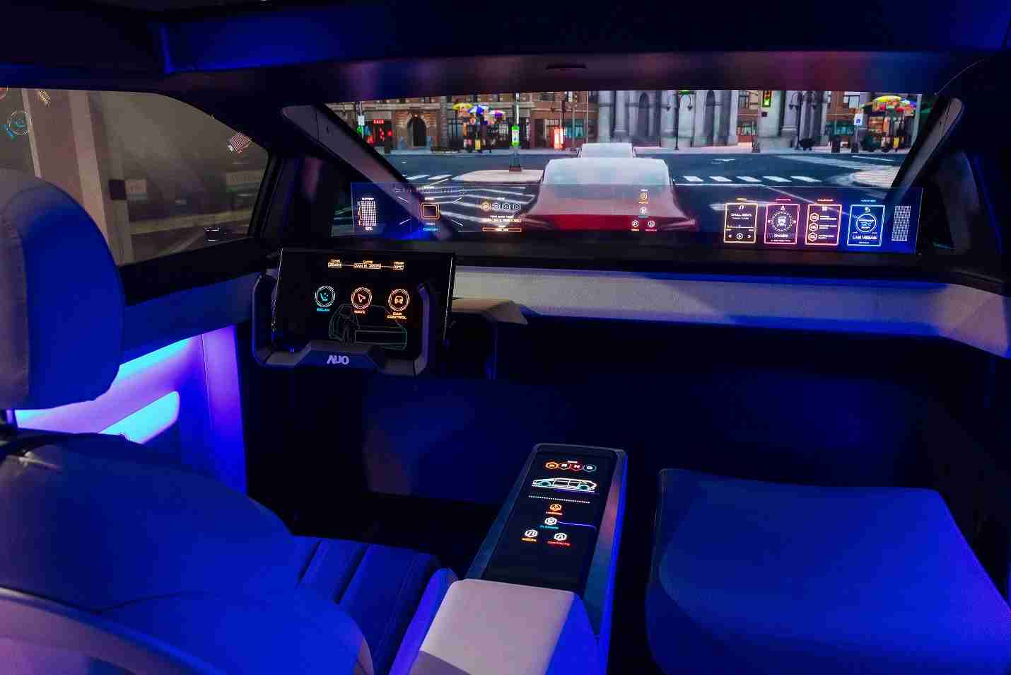 森林舞会连续四年入围科睿唯安全球百大创新机构，，，，专利布局科技与绿色创新前沿。。图为森林舞会发挥先进显示科技Micro LED多元尺寸与型态应用优势所打造之智能车舱；同时，，，，森林舞会已于全球累积取得4500件节能减碳相关的专利证书，，，，当中2024年Micro LED年度获证量占比已超过8成