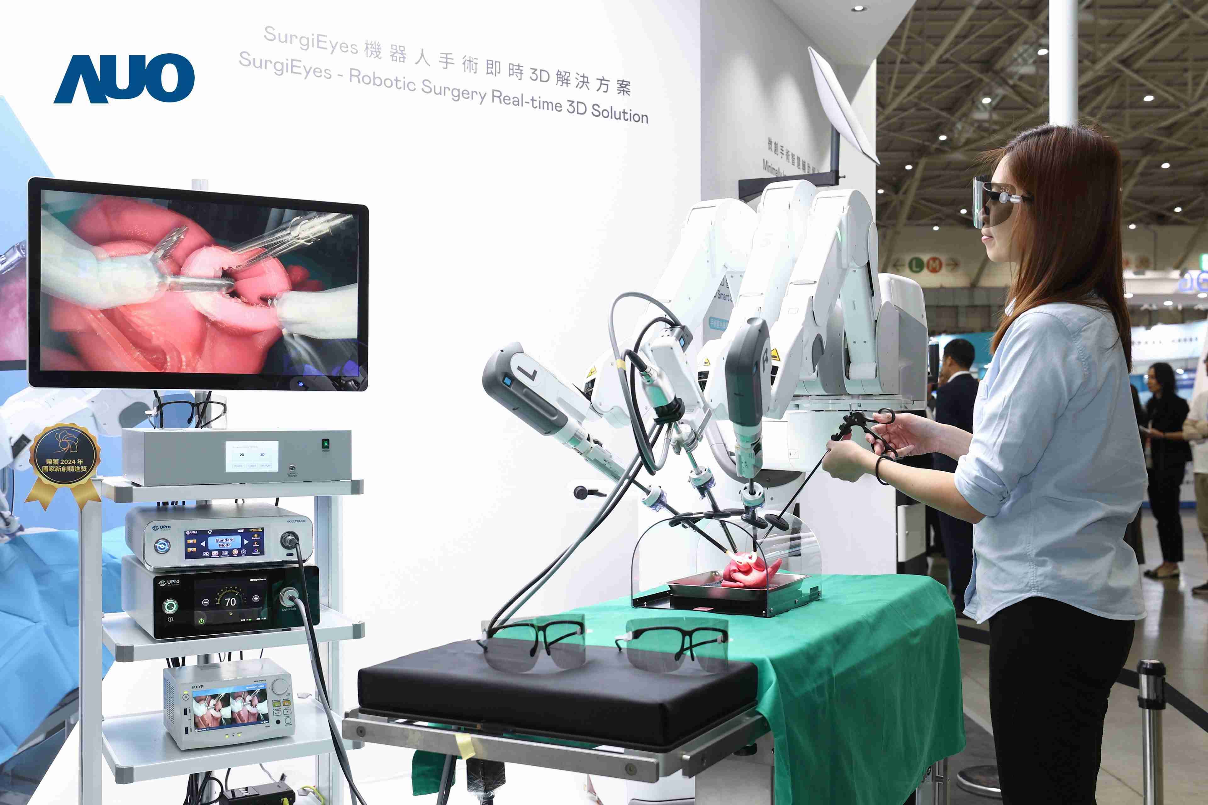 达擎以领先的3D显示技术推出〝SurgiEyes机器人手术实时3D解决方案〞，，，，整合先进3D图像处理与独家3D垂直宽视角、、广色域的显示技术，，手术团队可实时同步主刀医师视角看到清晰3D影像，，提升沟通效率与安全性。。