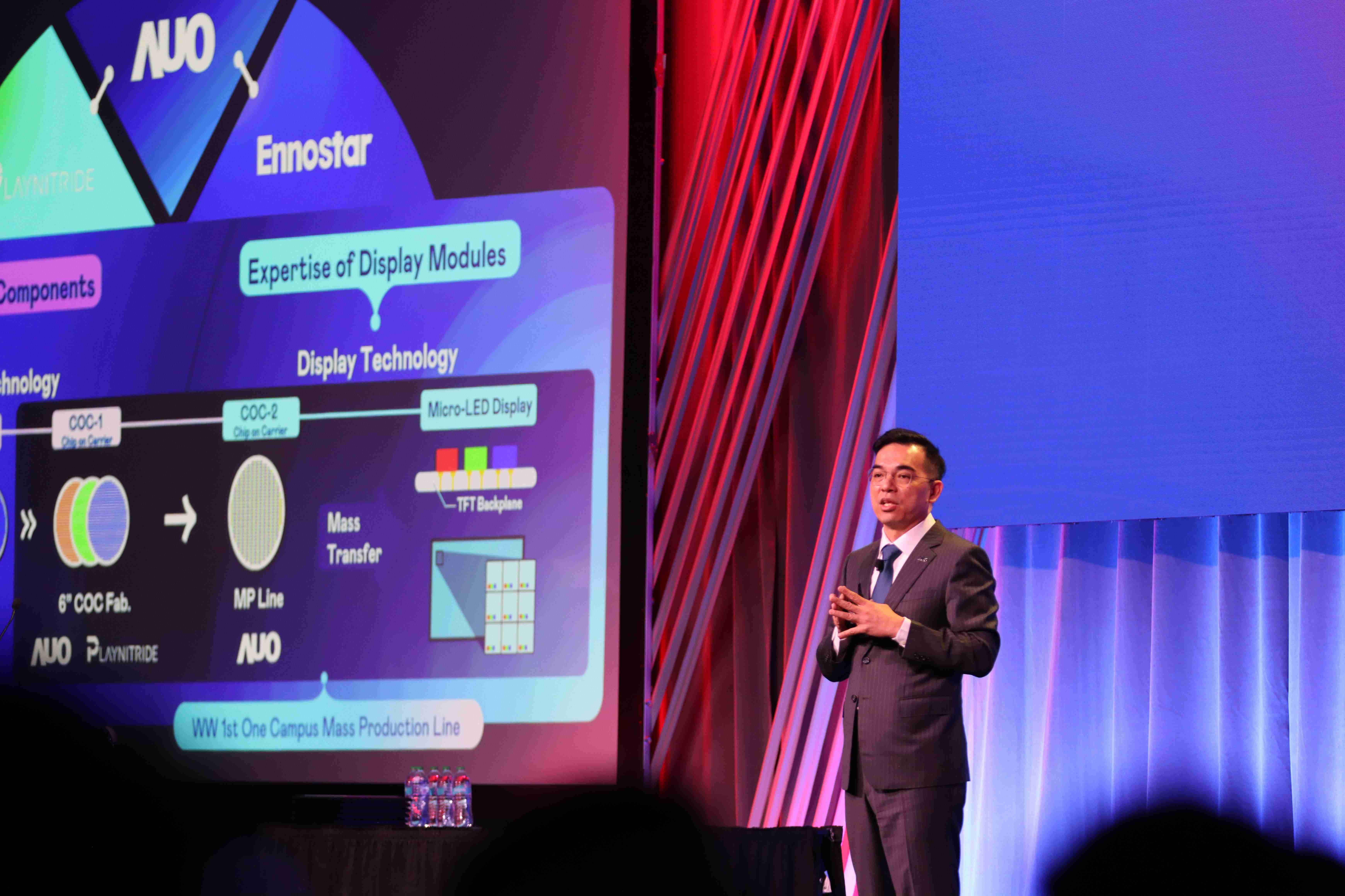 2025 SID显示周登场，，，森林舞会光电执行长暨总经理柯富仁博士以〝Redefining Displays: Inspiring New Possibilities〞发表主题演说，，，带领森林舞会以智能显示解决方案先驱，，，透过AI赋能，，，重塑显示的视觉创新体验